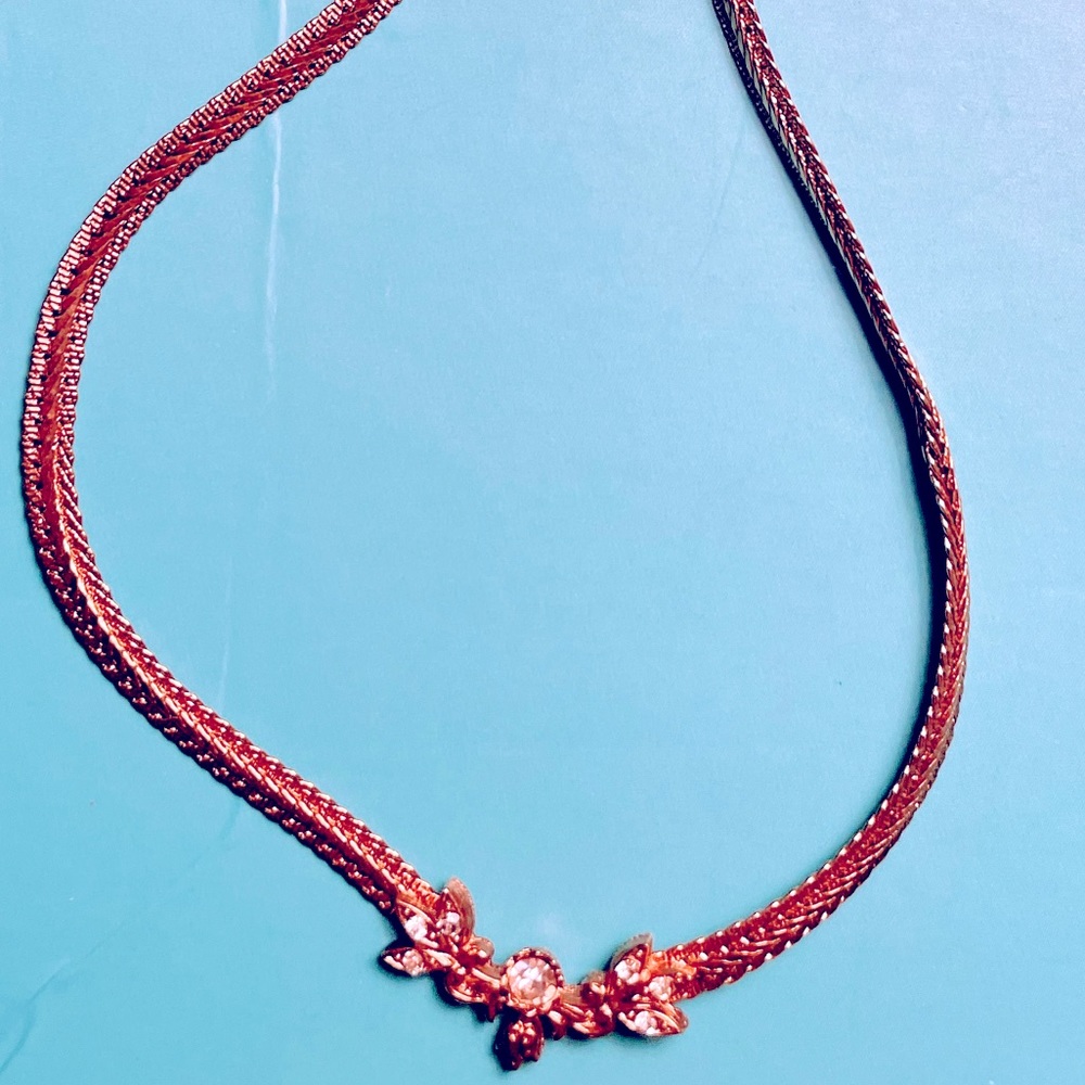 1920s Jewelry GT V-shaped chain w/ diamonds 💎